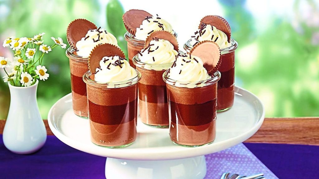 How to make Creamy Peanut Butter Cup Parfaits like the ones in this picture (peanut butter desserts)
