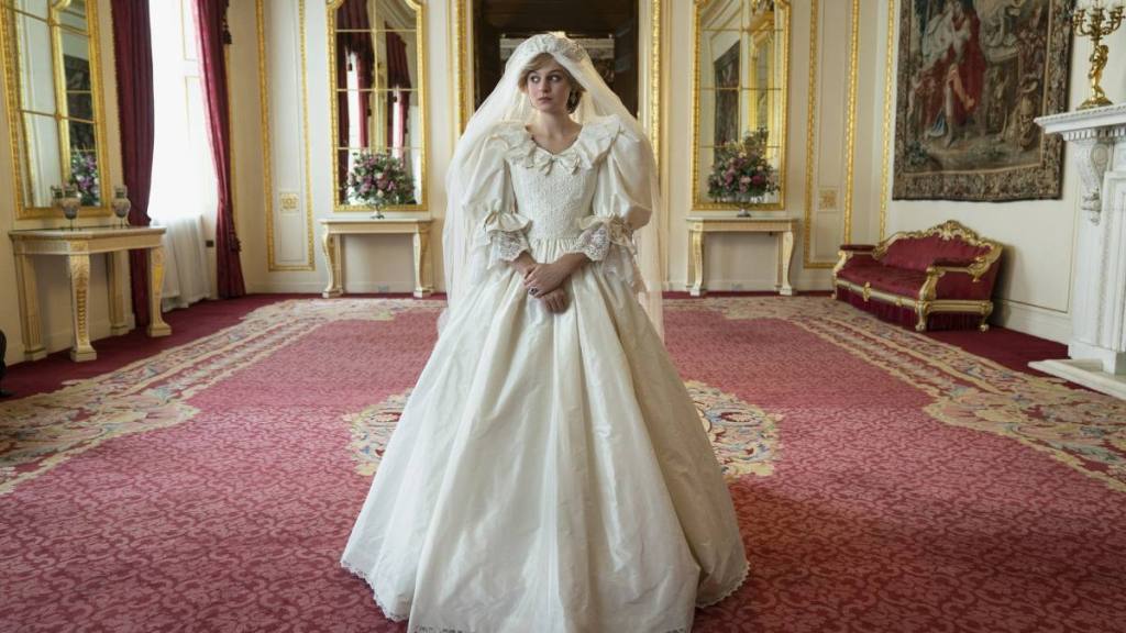 The actress who played Princess Diana had to have 10 people help her put on her iconic wedding dress