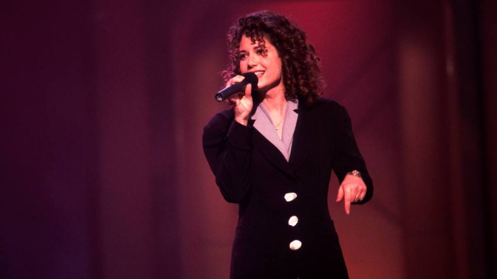 American Pop and Christian musician Amy Grant performs on an episode of the Oprah Winfrey Show, Chicago, Illinois, February 3, 1992