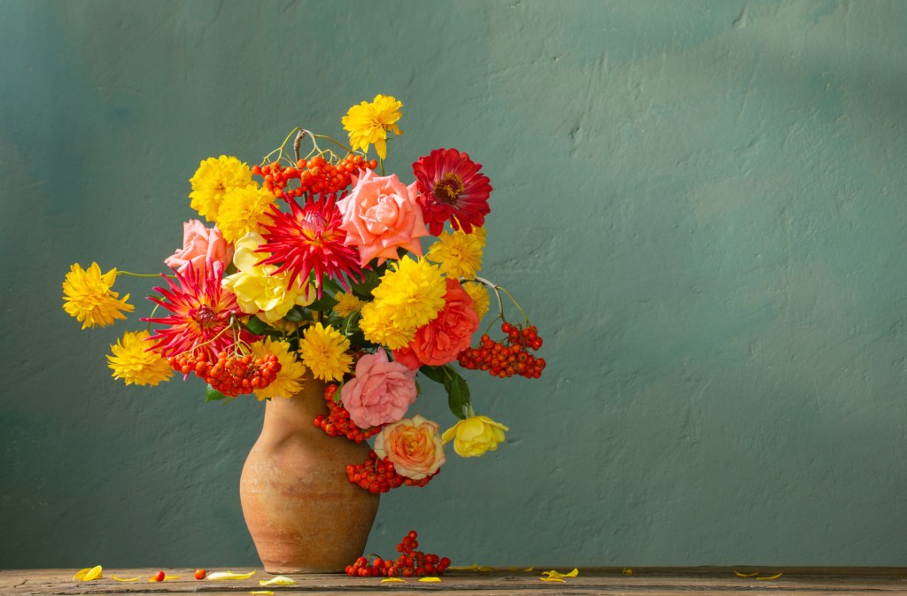 Table centerpiece ideas: Color-soaked fall bouquet for Thanksgiving table 