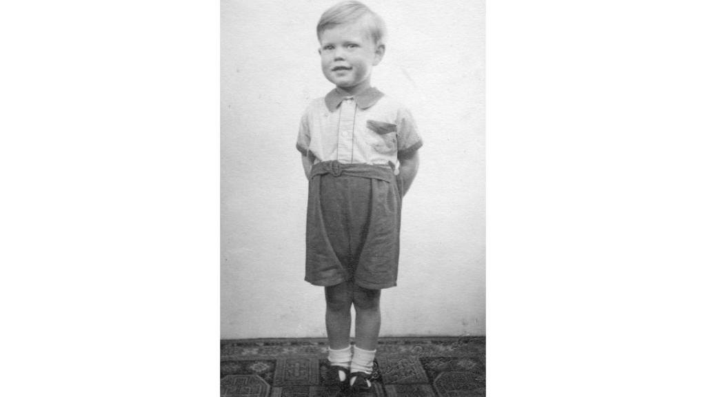 Mick Jagger young: A young Mick Jagger posed at home