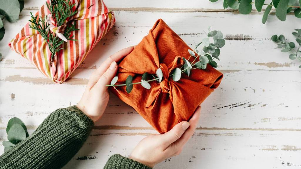 How to wrap a present without tape: Wrapping a gift in eco friendly reusable fabric package furoshiki