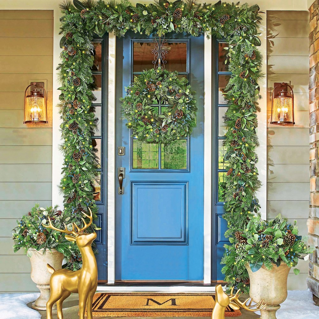 DIY outdoor Christmas decorations: Evergreens and gilded Christmas doorway