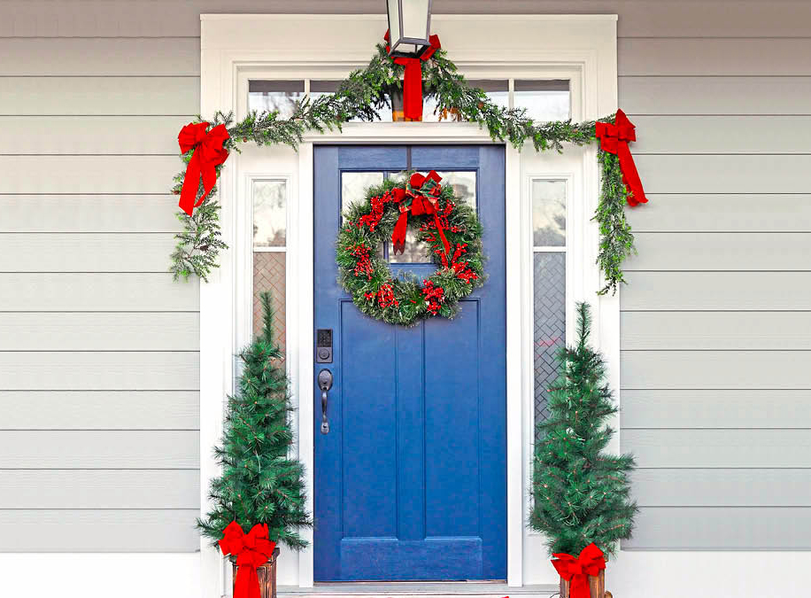 DIY outdoor Christmas decorations: Classic Holiday Door Display