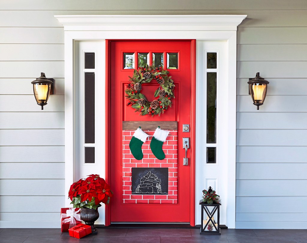 DIY outdoor Christmas decorations: DIY Santa theme Christmas Door