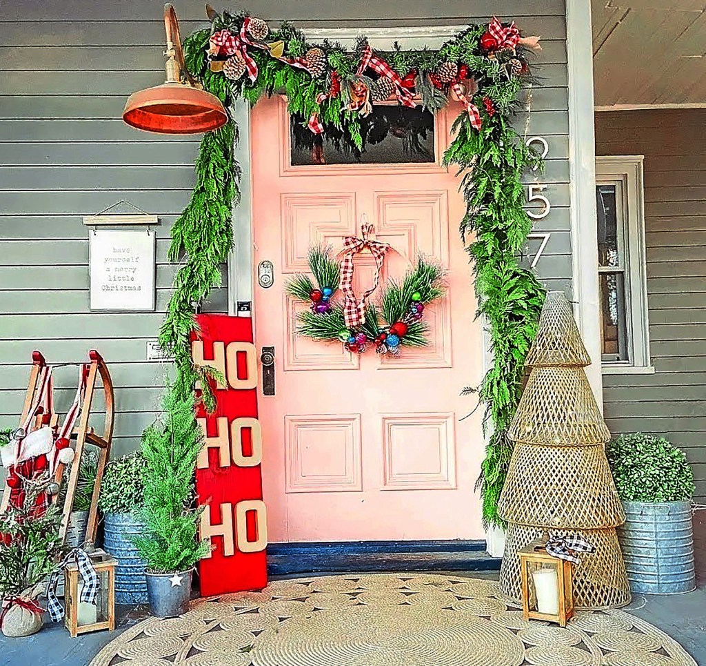 DIY outdoor Christmas decorations: Colorful Cottage Chic Doorway