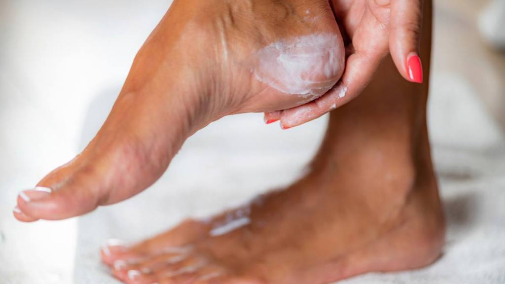 How to keep your feet warm: Foot mask treatment