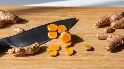 A clean cutting board after knowing how to remove turmeric stains