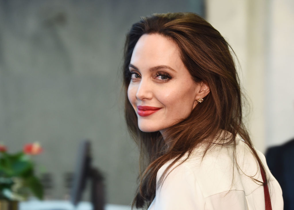Angelina Jolie with almond eyes, how to apply false eyelashes