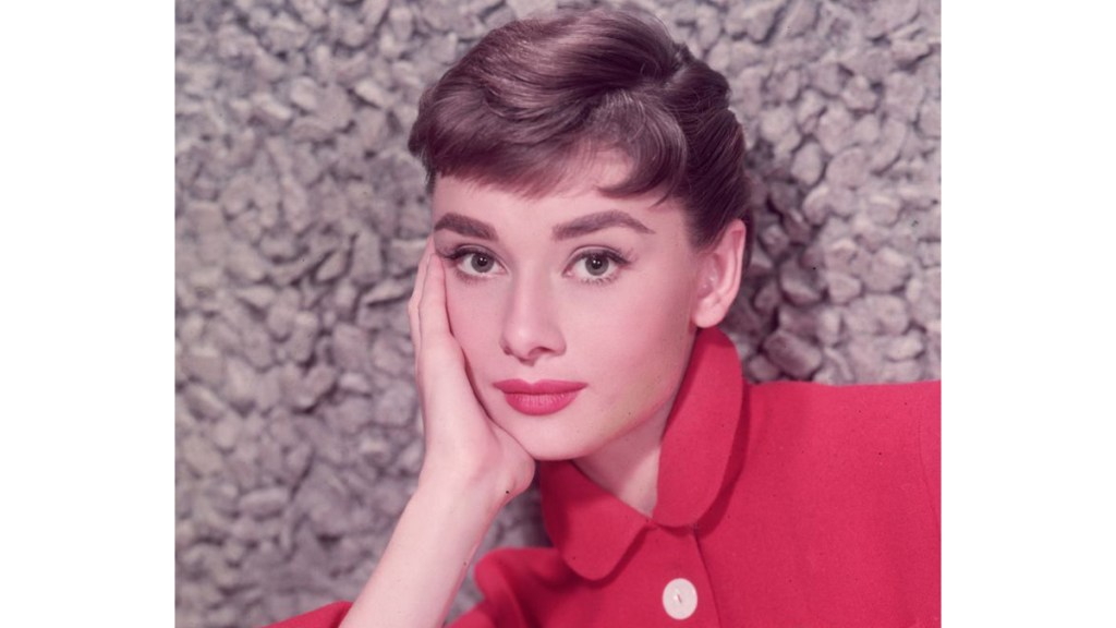 Audrey Hepburn round eyes, how to apply false eyelashes