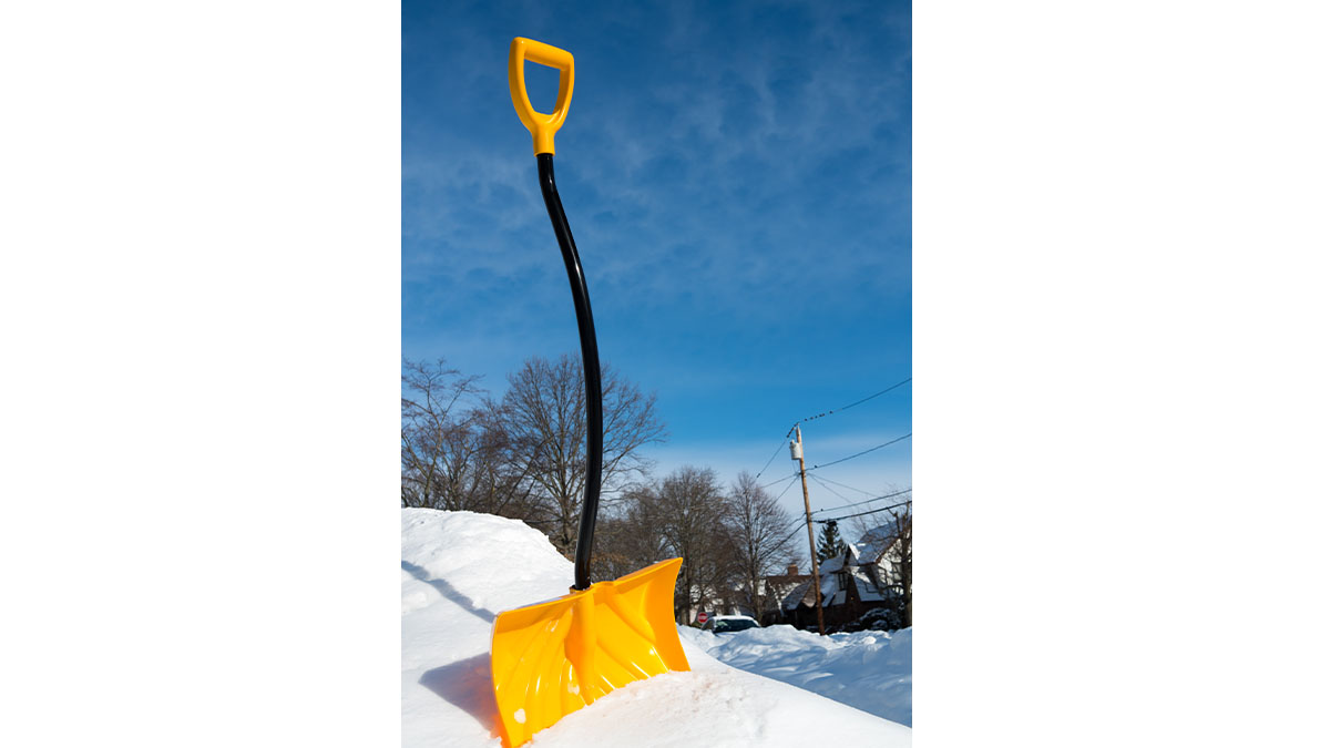 ergonomic snow shovel for shoveling snow