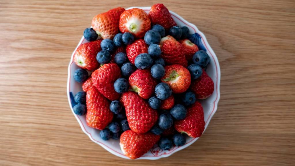 refined sugar: Blueberries and strawberries on the plate