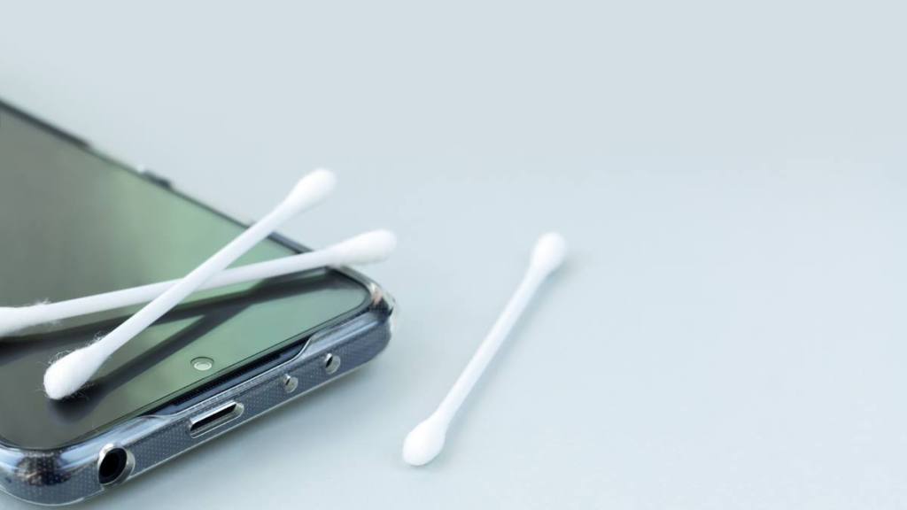Smartphone screen cleaning by antibacterial cotton swabs