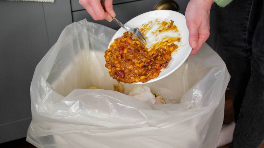 How to prevent food poisoning: Throwing food away