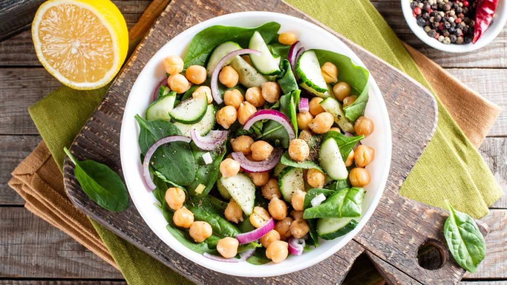 Spinach salad with chickpeas and onions; vitamin B6 toxicity