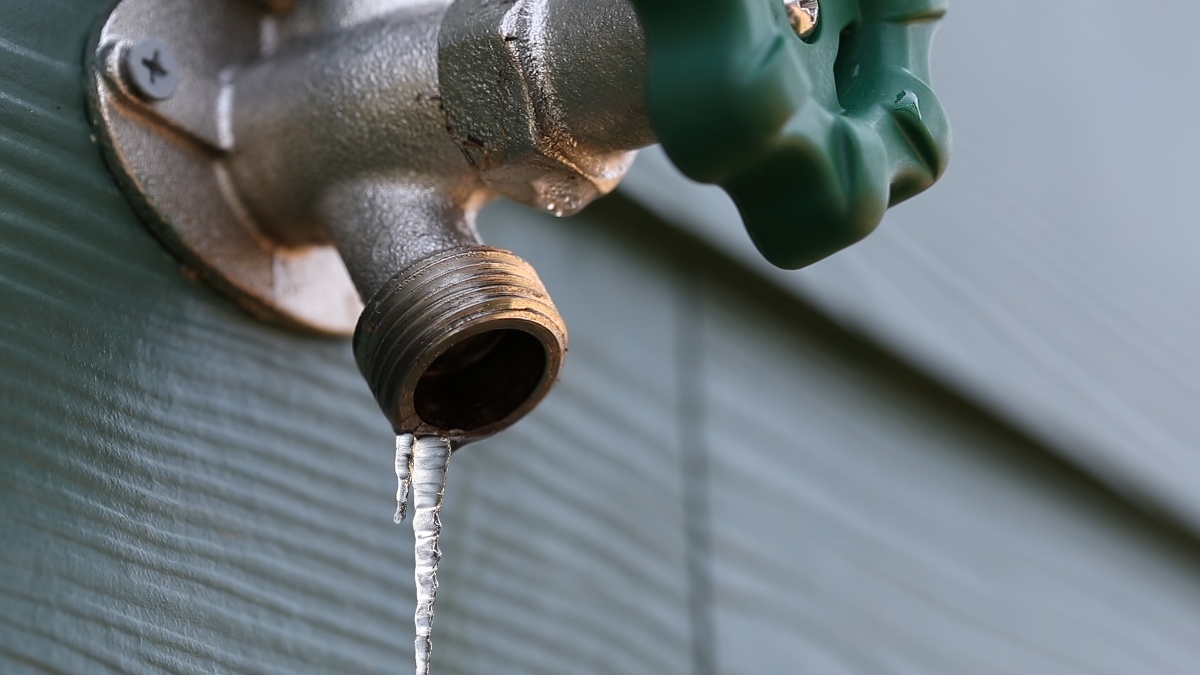 How to Fix Frozen Pipes: Plumbing Pros Share the Secrets