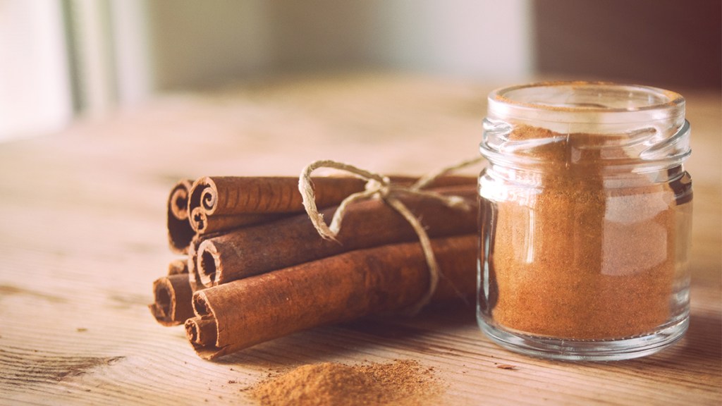 bundle of cinnamon sticks and cinnamon powder; does turmeric help you lose weight?