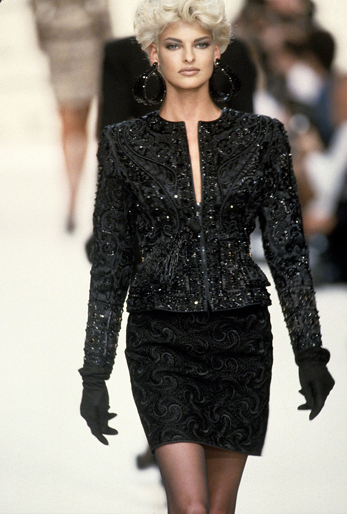 80s supermodel Linda Evangelista walking Oscar de la Renta runway show