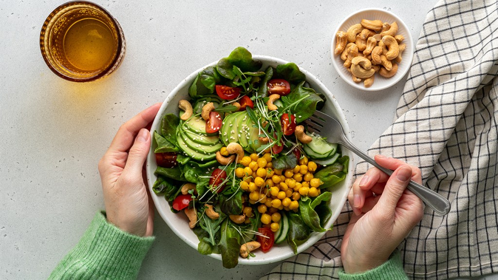 salad with chickpeas, avocado, lettuce and other veggies: Plant based whole 30