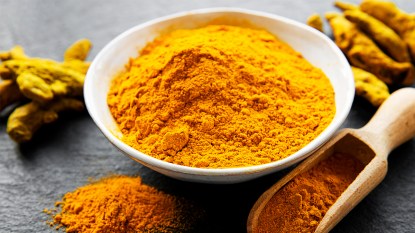 Bowl of turmeric, a spice that can help you lose weight