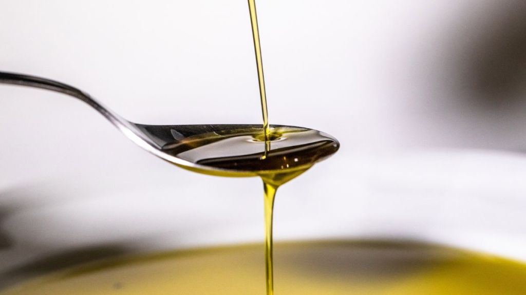 what happens if you drink olive oil everyday: tablespoon of olive oil