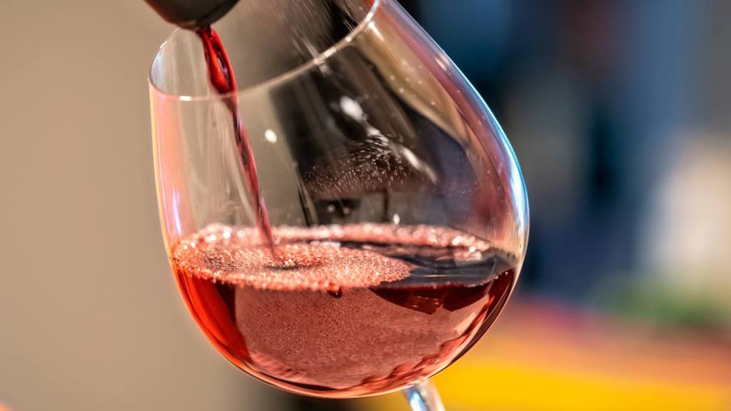 how to store wine after opening: Pouring Wine in Glass