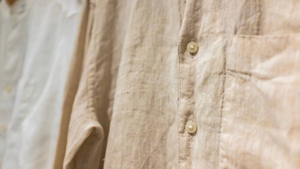 How to get foundation out of clothes: Shirts in linen fabric in the wardrobe