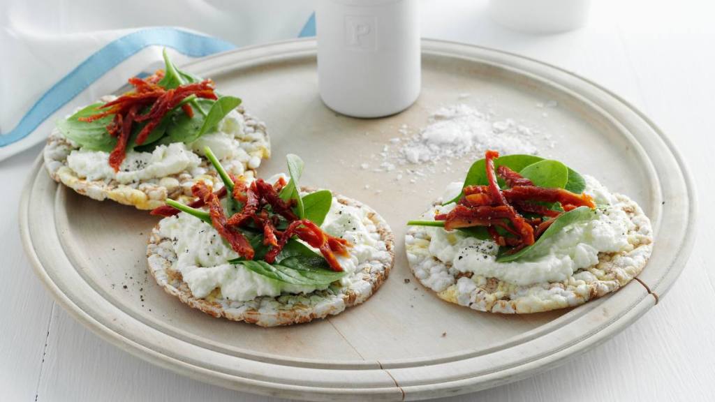 cottage cheese trend: Plate of crackers with cheese and herbs