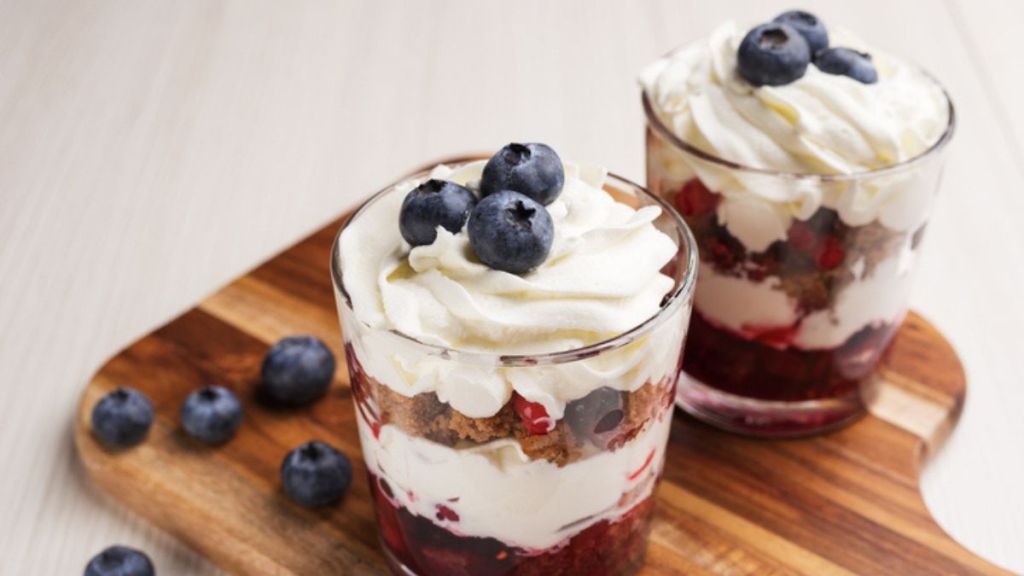 No-Bake Blueberry Cheesecake Parfaits with blueberry compote