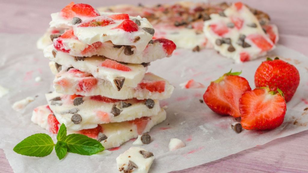 homemade protein bars: frozen yogurt bars with strawberries