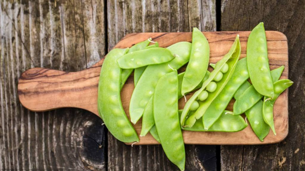 Wildfit: Snow peas on chopping board