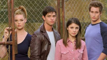 4 teens posing; Roswell cast