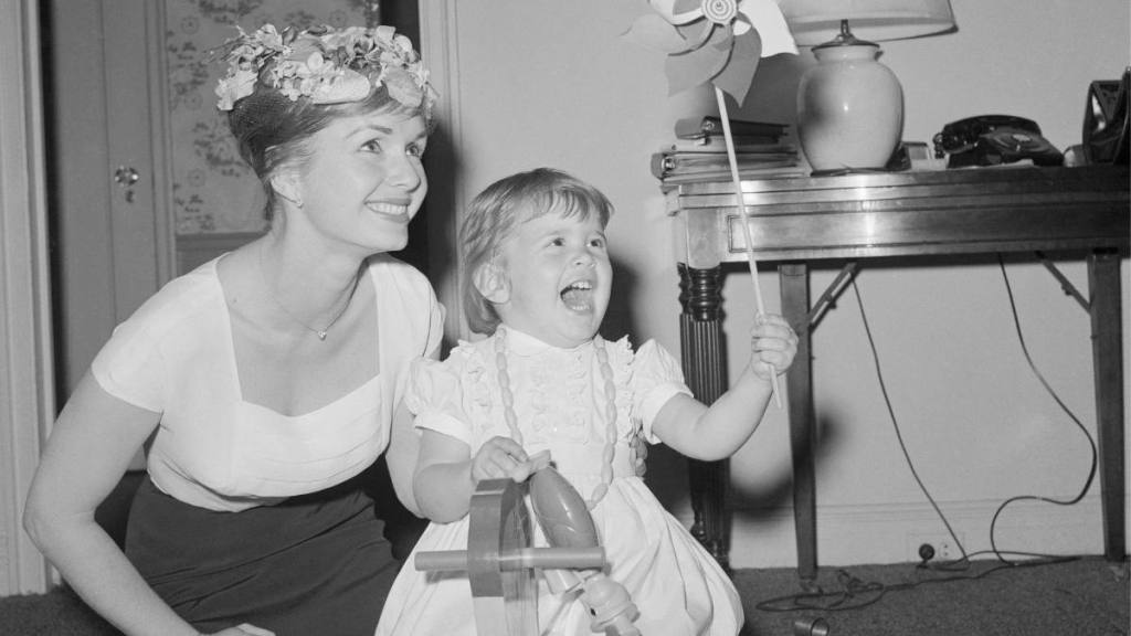 Debbie Reynolds and Carrie Fisher young in 1959