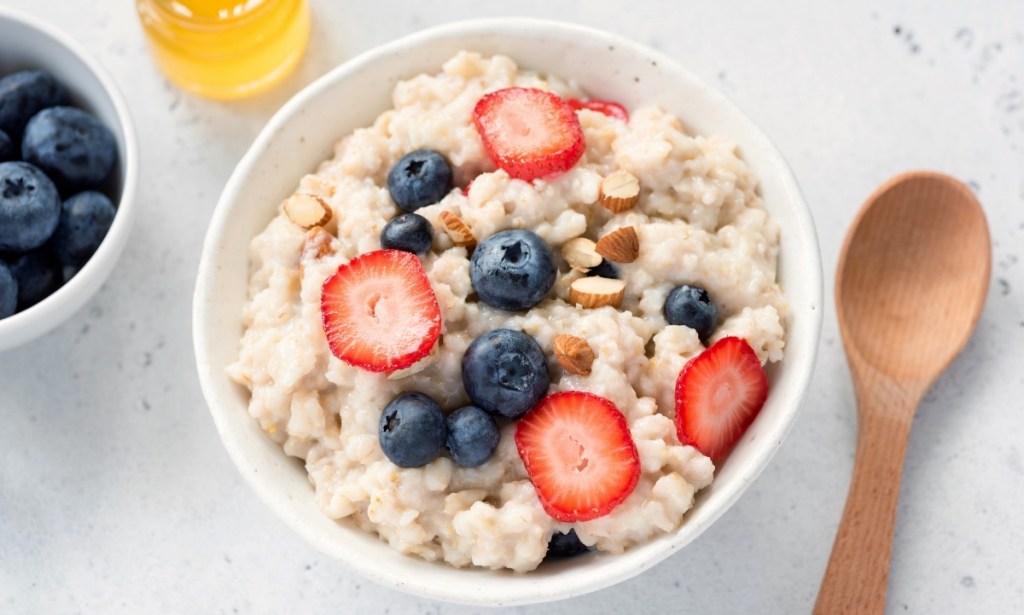 Fiber-rich breakfast of oatmeal to lower cortisol in the morning