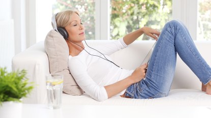 woman listening to green noise on headphones