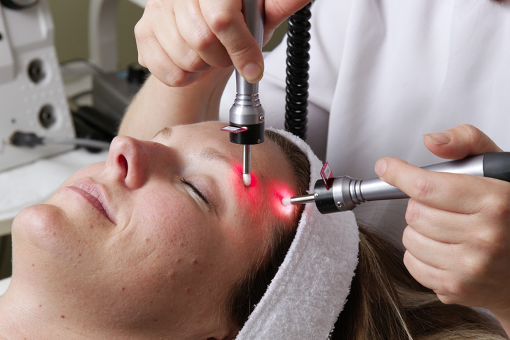Woman receiving red light therapy.
