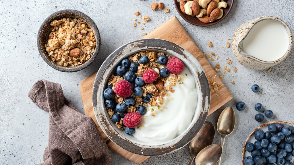 yogurt with berries: foods to eat as part of berberine weight loss plan