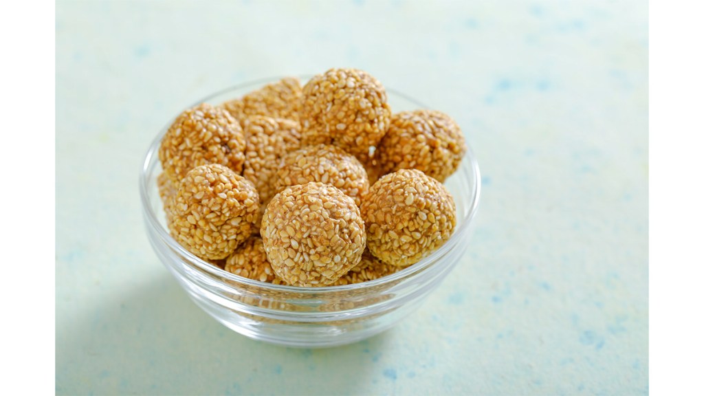 A recipe for Honey Nut Energy Balls as part on story addressing the question: "Can you eat oats raw?"
