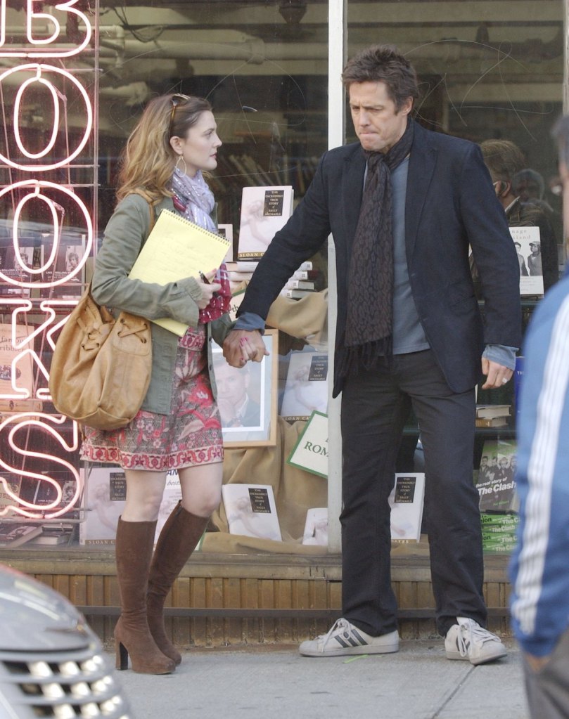 NEW YORK - DECEMBER 6: Drew Barrymore (L) and Hugh Grant appear on the set of "Music and Lyrics" in the West Village December 6, 2006 in New York City.