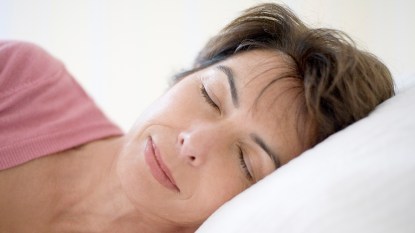 woman sleeping: best sleep position for bruxism