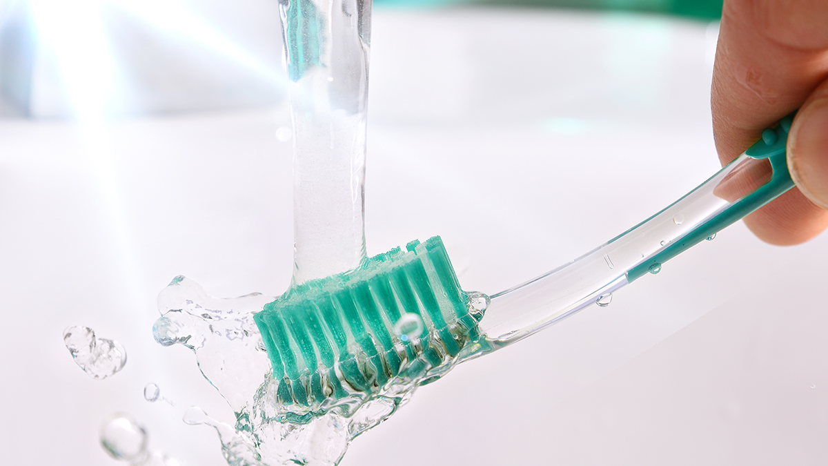 Смолу использовали для чистки зубов. Мытье зубной щетки. Промыть зубную щетку. Зубная щетка с водой. Щетка зубная под струей воды.