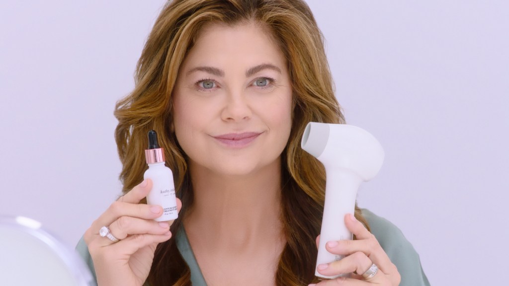 Kathy Ireland shows her new beauty products in 2023