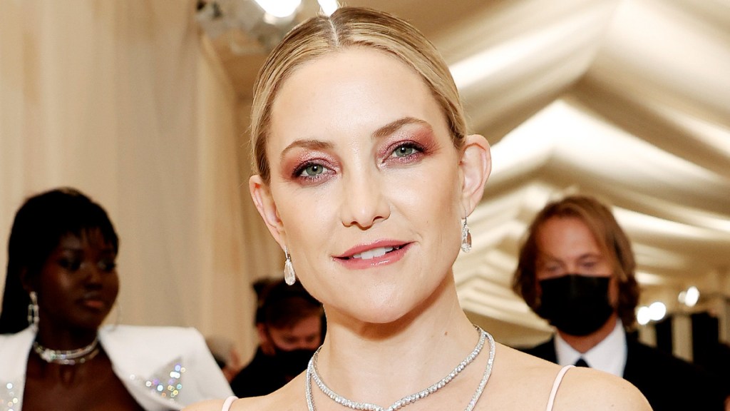 Kate Hudson with a pink eyeshadow look