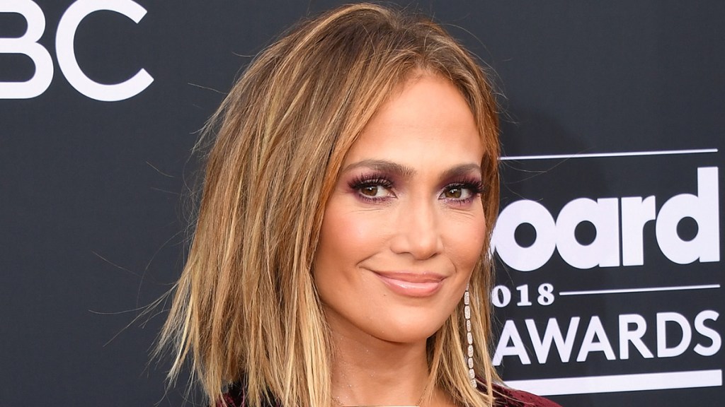 Jennifer Lopez with a pink eyeshadow look
