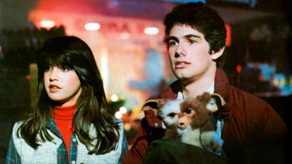 Phoebe Cates and Zach Galligan with Gizmo in 'Gremlins' 1984