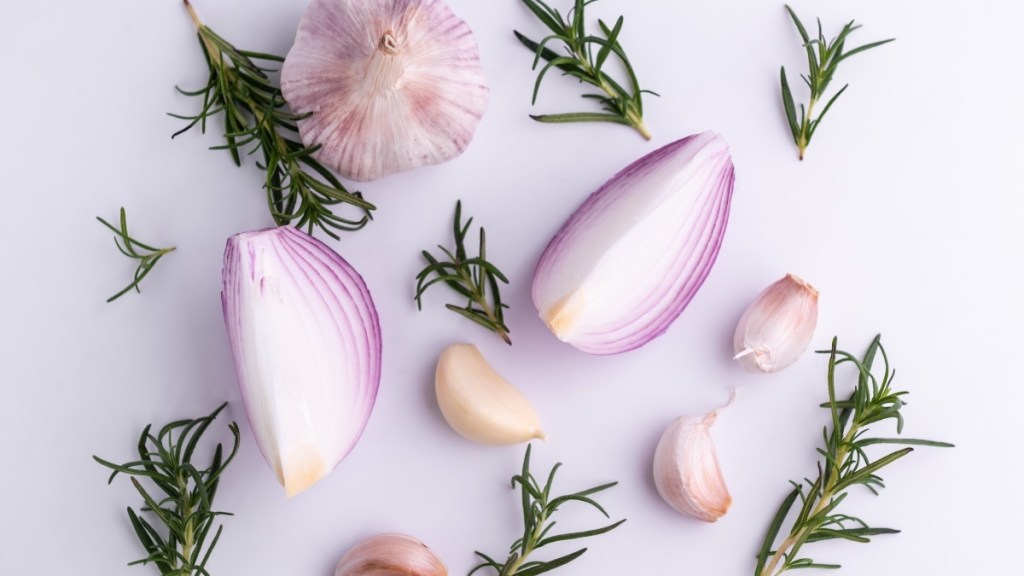 Garlic, onion and green herbs, which people can eat when allergies make them feel tired
